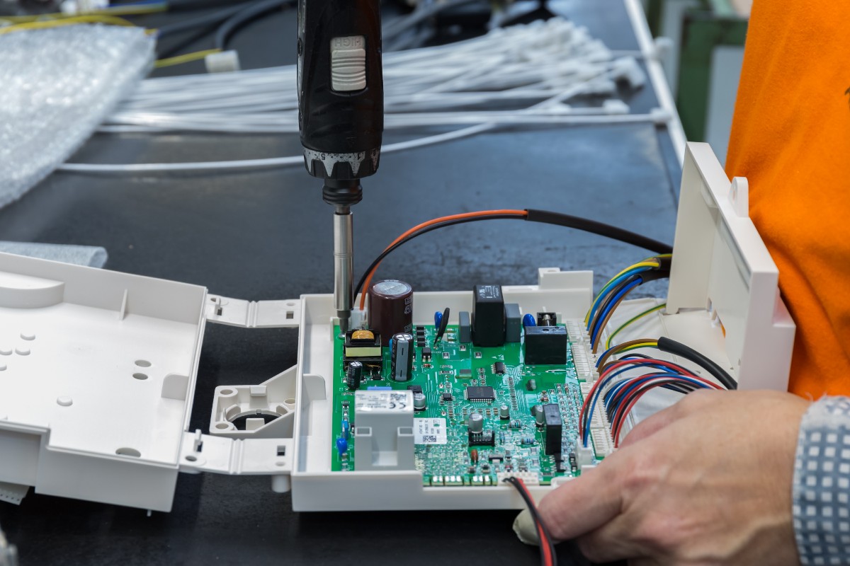 assemblaggio centralina elettronica - settori HVAC, automazione industriale, quadri elettrici