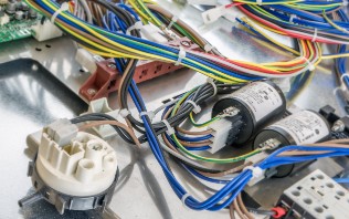 assemblaggio elettromeccanico per elettrodomestici, hvac, automazione con condensatore cilindrico, connettori e pressostato