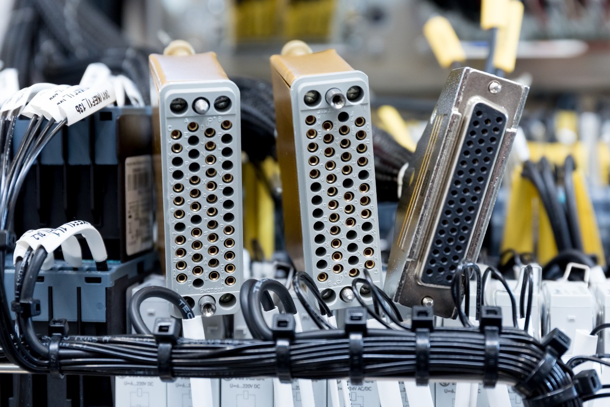 connettori industriali HARTING multipolari ad innesto , macchine speciali , automazioen industriale