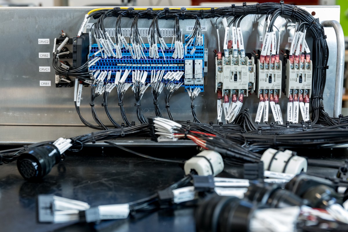 nterno di un quadro eletrico , componenti vari, cablaggi preassemblati, automazioen industriale o railweay