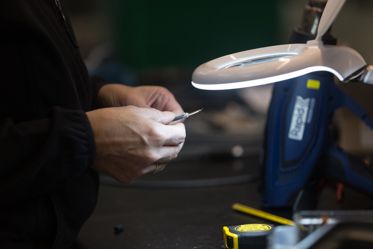 spellatura e preparazione cavo schermato per preparare cavo per la crimpatura o per essere saldato , lampada con lente per altro grado di precisione